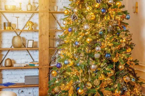 Clássico Natal Ano Novo decorado quarto interior — Fotografia de Stock