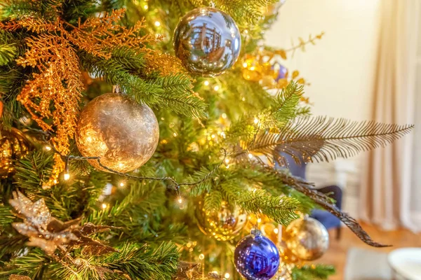 Clássico Ano Novo decorado árvore de Natal — Fotografia de Stock