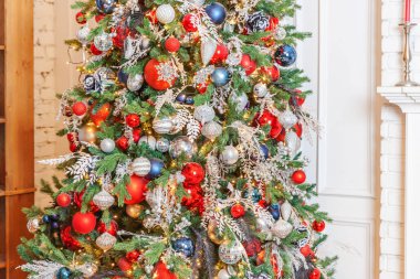 Klasik yeni yıl iç mekan dekore edildi. Yeni yıl ağacı gümüş ve kırmızı süslemelerle süslendi.