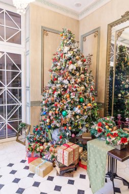 Klasik yeni yıl iç mekan dekore edildi. Yeni yıl ağacı gümüş ve kırmızı süslemelerle süslendi.