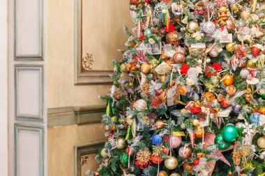 Klasik yeni yıl iç mekan dekore edildi. Yeni yıl ağacı gümüş ve kırmızı süslemelerle süslendi.