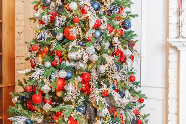 Klassieke kerst Nieuwjaar versierd interieur kamer Nieuwjaar boom met zilver en rood ornament decoraties — Stockfoto