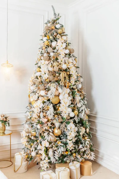 Klasické Vánoce Nový rok zdobené interiérové místnosti Nový rok strom se zlatou ozdobou — Stock fotografie
