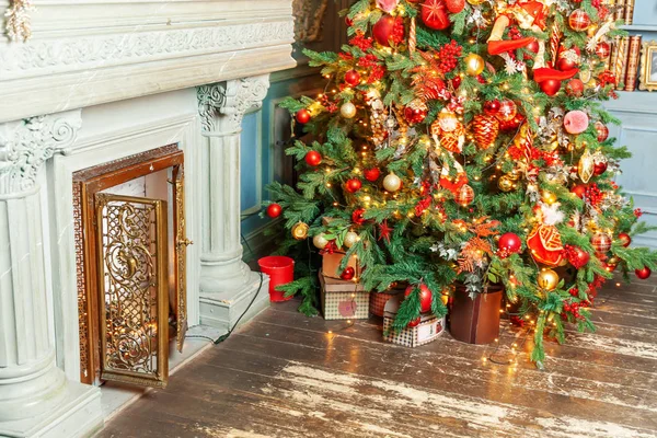 Klasik yeni yıl iç mekan dekore edildi. Yeni yıl ağacı gümüş ve kırmızı süslemelerle süslendi.