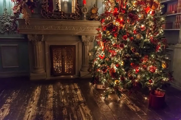 Klassische Weihnachten Neujahr dekoriert Innenraum Neujahr Baum mit silbernen und roten Ornamenten Dekorationen — Stockfoto