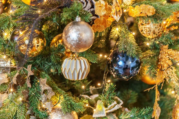 Ano Novo de Natal clássico decorado árvore de ano novo com ornamento dourado decorações brinquedo e bola — Fotografia de Stock