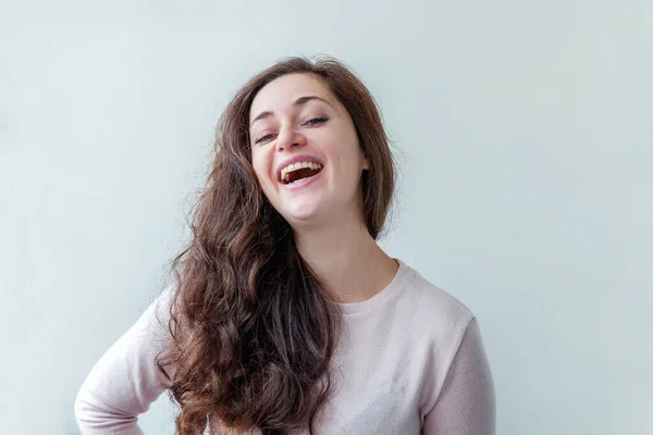 Beauté portrait jeune femme brune heureuse positive sur fond blanc isolé — Photo