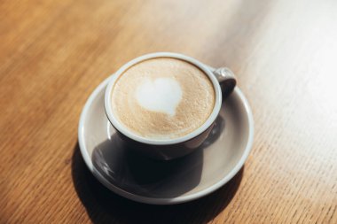 Kafede masada Kahve fincanı taze krem organik kapuçino