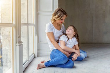 Anne ve kızı windiow yakın sarılma