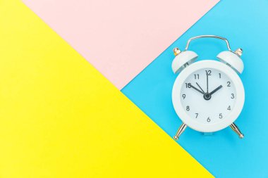 Vintage alarm saati mavi sarı pembe pastel renkli trendy geometrik arka plan üzerinde izole