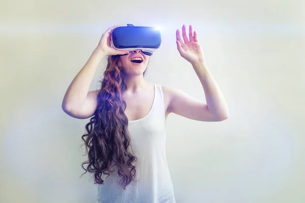 Sorria jovem usando óculos realidade virtual VR capacete headset no fundo branco. Smartphone usando com óculos de realidade virtual — Fotografia de Stock