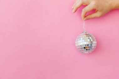 Sadece minimal tasarım kadın kadın el tutan Noel süs topu pembe pastel renkli trendy arka plan izole