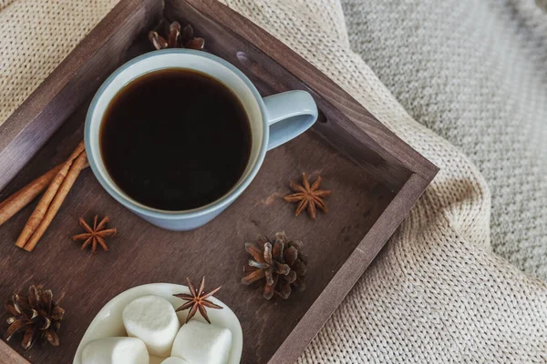 在质朴的木托盘上喝杯咖啡，甜棉花糖和温暖的羊毛衫 — 图库照片