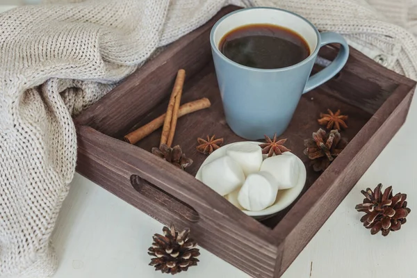 在质朴的木托盘上喝杯咖啡，甜棉花糖和温暖的羊毛衫 — 图库照片