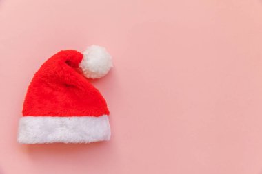 Noel Baba 'nın pembe renkli arka planda izole edilmiş küçük bir tasarımı var.