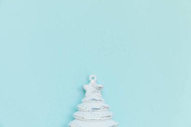 Kışlık nesneler, mavi pastel arka planda izole edilmiş köknar ağacını süsler.