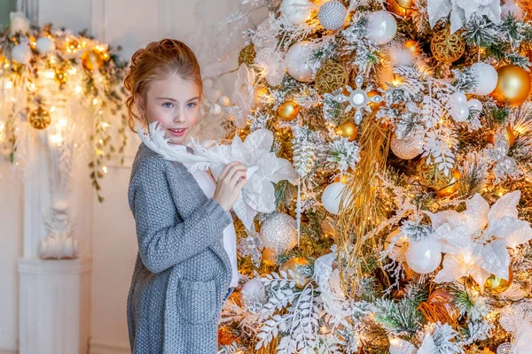 Meisje versieren kerstboom Thuis — Stockfoto