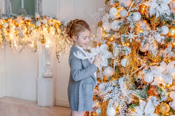 Liten flicka Dekorera julgran hemma — Stockfoto