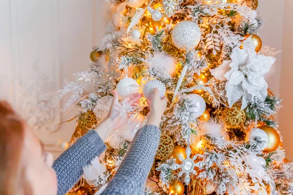 Κοντινά χέρια κορίτσι διακόσμηση χριστουγεννιάτικο δέντρο στο σπίτι — Φωτογραφία Αρχείου