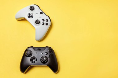 Sarı arka planda beyaz ve siyah iki joystick. Bilgisayar oyun Yarışması videogame kontrol çatışma kavramı