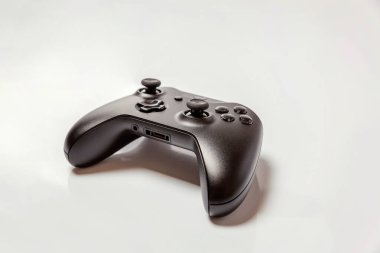 Beyaz arka planda siyah joystick