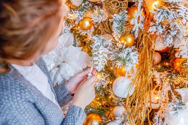 Κοριτσάκι Διακόσμηση χριστουγεννιάτικο δέντρο στο σπίτι — Φωτογραφία Αρχείου