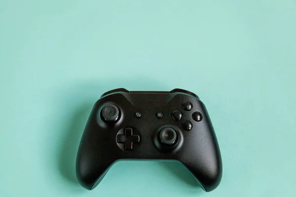 Joystick negro gamepad, consola de juegos aislado en pastel azul colorido fondo de moda — Foto de Stock