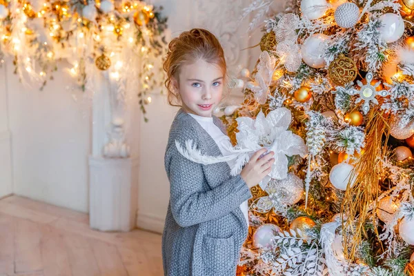 Menina decorando árvore de Natal em casa — Fotografia de Stock