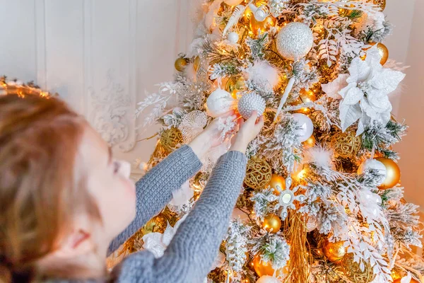 Κοντινά χέρια κορίτσι διακόσμηση χριστουγεννιάτικο δέντρο στο σπίτι — Φωτογραφία Αρχείου