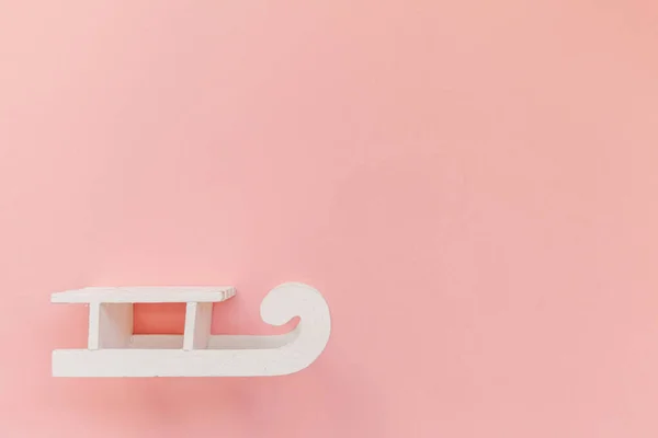 Simpelweg minimale design samenstelling witte slee geïsoleerd op roze pastel kleurrijke trendy achtergrond — Stockfoto