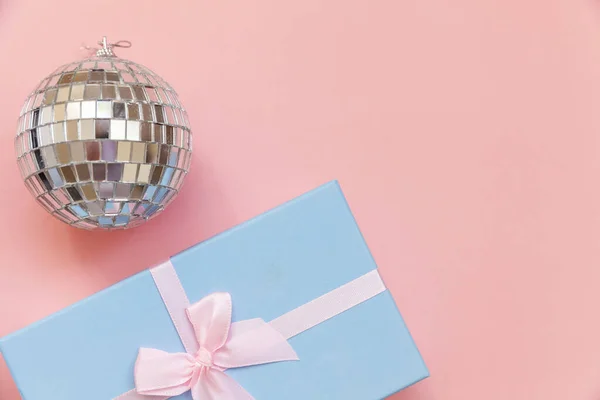 Просто минимальная композиция зимних объектов украшения мяч подарочная коробка изолированы на розовый пастельный модный фон — стоковое фото