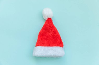 Noel Baba şapkası mavi renkli arka planda izole edilmiş.