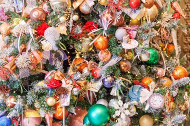 Klasik yeni yıl iç mekan dekore edildi. Yeni yıl ağacı gümüş ve kırmızı süslemelerle süslendi.