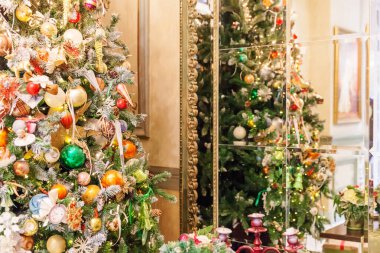 Klasik yeni yıl iç mekan dekore edildi. Yeni yıl ağacı gümüş ve kırmızı süslemelerle süslendi.