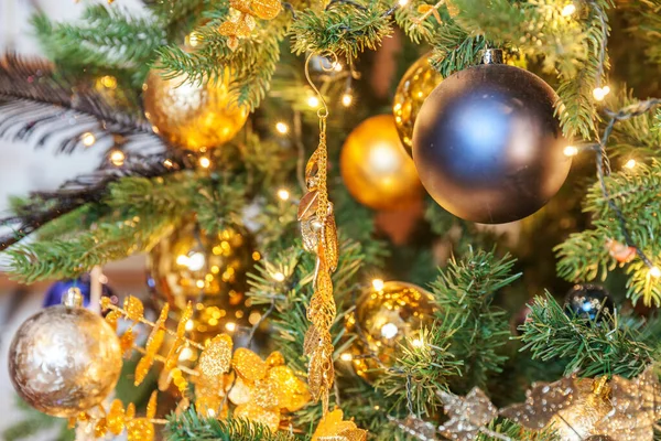 Klassieke Kerst Nieuwjaar versierd Nieuwjaar boom met gouden ornament decoraties speelgoed en bal — Stockfoto