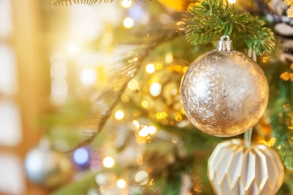Klasický vánoční Nový rok zdobené Nový rok strom se zlatým o — Stock fotografie