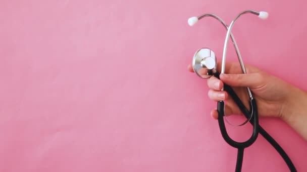 Jednoduše Minimální Design Žena Ruční Držení Lékařského Vybavení Stetoskop Nebo — Stock video