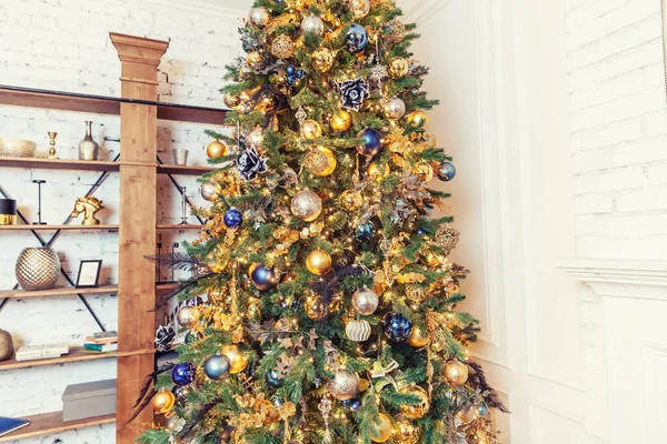 Clássico Ano Novo decorado quarto interior Ano Novo árvore com decorações ornamento dourado — Fotografia de Stock