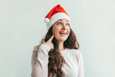 Beyaz arka plan üzerinde izole kırmızı Noel Baba şapka güzel kız