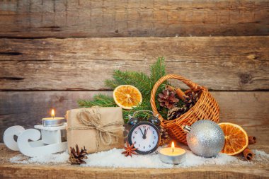 Eski köhne ahşap arka planda yeni yıl kompozisyonu