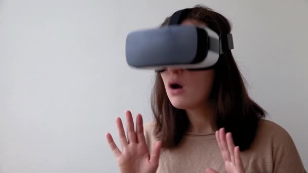 Женщина с использованием виртуальной реальности VR очки шлем гарнитура на белом фоне — стоковое видео