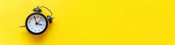 Semplice design minimale campanello gemello vintage sveglia classica isolato su sfondo giallo. Riposo ore tempo della vita buongiorno notte sveglia concetto piatto lay top view copy space banner — Foto Stock