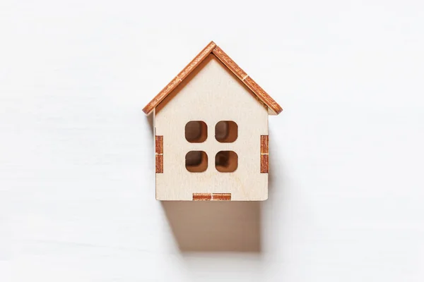 Design Simplesmente Mínimo Com Casa Brinquedo Miniatura Isolada Fundo Branco — Fotografia de Stock