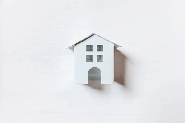 Design Simplesmente Mínimo Com Casa Brinquedo Miniatura Isolada Fundo Branco — Fotografia de Stock