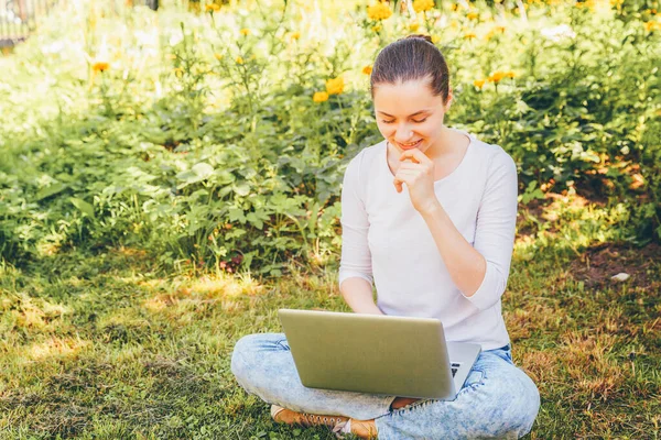 Mobiel Kantoor Freelance Business Concept Jonge Vrouw Zit Groen Gras — Stockfoto