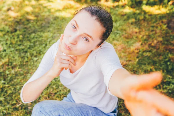 Mladá Legrační Dívka Vzít Selfie Rukou Telefonem Sedí Zeleném Trávníku — Stock fotografie