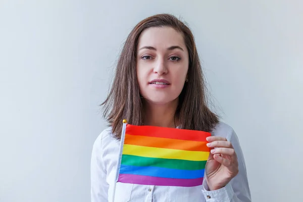 아름다운 코카서스 레즈비언 소녀와 Lgbt 무지개 깃발이 배경에서 분리되어 행복하고 — 스톡 사진
