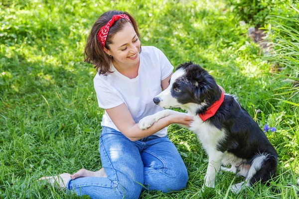 Lachende Jonge Aantrekkelijke Vrouw Spelen Met Schattige Puppy Hond Grens — Stockfoto