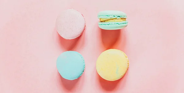 Doce Amêndoa Rosa Colorido Azul Amarelo Macaron Verde Bolo Sobremesa — Fotografia de Stock