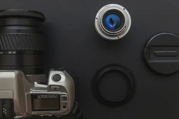 Karanlık Masa Arka Planında Dsr Kamera Sistemi Lensleri Olan Fotoğrafçı — Stok fotoğraf